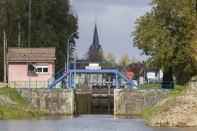 Vue rapprochée du site d'écluse et du poste de commande depuis l'aval. © Région Bourgogne-Franche-Comté, Inventaire du patrimoine