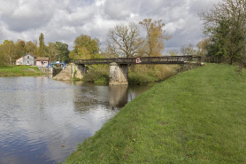 En amont de la confluence avec la Saône, la confluence du Coney et du canal, site d'écluse et passerelle sur le Coney, depuis le sud-est. © Région Bourgogne-Franche-Comté, Inventaire du patrimoine