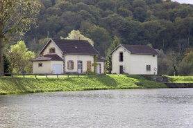 Maison du barragiste et le magasin à aiguilles. © Région Bourgogne-Franche-Comté, Inventaire du patrimoine