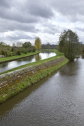 La dérivation construite latéralement à la rivière. © Région Bourgogne-Franche-Comté, Inventaire du patrimoine