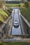 Bateau descendant le canal. © phot Sonia Dourlot  / Région Bourgogne-Franche-Comté, Inventaire du patrimoine, 2015