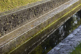 Vue sur la maçonnerie du canal. © Région Bourgogne-Franche-Comté, Inventaire du patrimoine