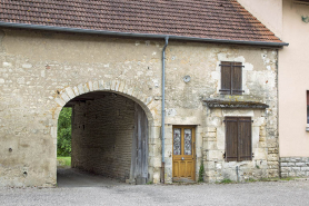 Ferme bloc au 37 Grande Rue : la grange et le logis, qui se distinge par une avancée (la 