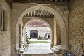 Passage conduisant à la cour. © Région Bourgogne-Franche-Comté, Inventaire du patrimoine