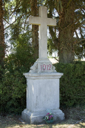 Croix du nouveau cimetière, déplacée au croisement des rues du Château et de Tincey. © Région Bourgogne-Franche-Comté, Inventaire du patrimoine