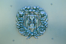 Motif décoratif sur la porte de l'entrée rue de Tincey. © Région Bourgogne-Franche-Comté, Inventaire du patrimoine