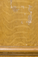 Intérieur : détail des lambris de revêtement du salon. Le papier peint du 18e siècle apparaît sous la toile peinte à l'imitation du bois. © Région Bourgogne-Franche-Comté, Inventaire du patrimoine