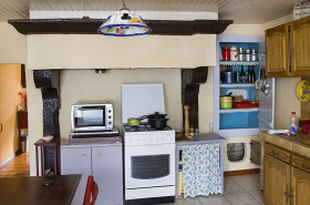 Intérieur : la cuisine vue depuis l'entrée. © Région Bourgogne-Franche-Comté, Inventaire du patrimoine