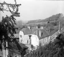 [Vue d'ensemble depuis le parc du château], 1955. © Région Bourgogne-Franche-Comté, Inventaire du patrimoine
