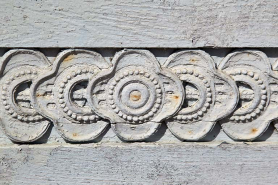 Ferme 5 rue du Château : détail du décor de la porte du logis. © Région Bourgogne-Franche-Comté, Inventaire du patrimoine