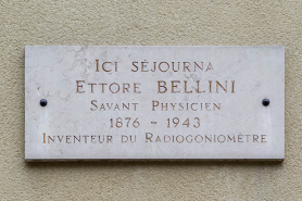 Plaque commémorative concernant Ettore Bellini, fixée sur la façade antérieure. © Région Bourgogne-Franche-Comté, Inventaire du patrimoine