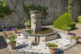 Fontaine réalisée en 2002 par le tailleur de pierre Bonnotte, d'après celle du village de Grandecourt (Haute-Saône). © Région Bourgogne-Franche-Comté, Inventaire du patrimoine