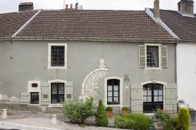 Maison 4 place Gabrielle de Salverte, vue rapprochée de la façade antérieure. © Région Bourgogne-Franche-Comté, Inventaire du patrimoine