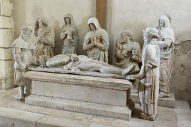 Groupe sculpté : la Mise au tombeau, vue de trois quart. © Région Bourgogne-Franche-Comté, Inventaire du patrimoine