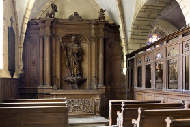 Chapelle seigneuriale : autel-retable et bancs de famille. © Région Bourgogne-Franche-Comté, Inventaire du patrimoine