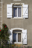 Façade antérieure : baie à double accolade et baie à linteau en arc segmentaire délardé portant la date 1723. © Région Bourgogne-Franche-Comté, Inventaire du patrimoine