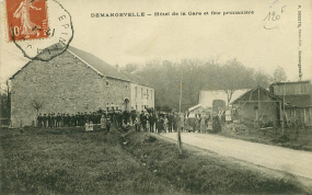 Demangevelle. Hôtel de la gare et fête printanière. Carte postale. © Région Bourgogne-Franche-Comté, Inventaire du patrimoine