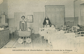 Demangevelle. Salle de crèche de la filature. Carte postale. © Région Bourgogne-Franche-Comté, Inventaire du patrimoine