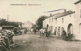 Demangevelle. Place du centre. Carte postale. © Région Bourgogne-Franche-Comté, Inventaire du patrimoine