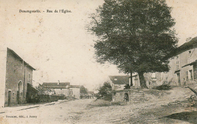 Demangevelle. Rue de l'église. Carte postale. © Région Bourgogne-Franche-Comté, Inventaire du patrimoine