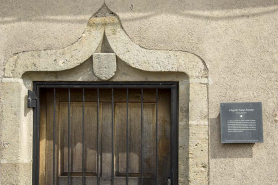 Détail sur la porte ornée d'une accolade, façade sud. © Région Bourgogne-Franche-Comté, Inventaire du patrimoine