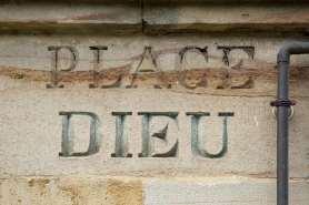 Inscription sur la façade antérieure de l'école. © Région Bourgogne-Franche-Comté, Inventaire du patrimoine