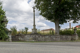 Calvaire situé au nord de la place Dieu. © Région Bourgogne-Franche-Comté, Inventaire du patrimoine
