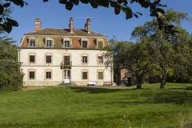La demeure, vue depuis le parc. © Région Bourgogne-Franche-Comté, Inventaire du patrimoine