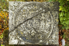 Clé de voûte de l'entrée de l'ancienne verrerie située au quartier des Ronds Champs. © Région Bourgogne-Franche-Comté, Inventaire du patrimoine