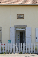 Porte d'entrée avec sa plaque signalétique. © Région Bourgogne-Franche-Comté, Inventaire du patrimoine