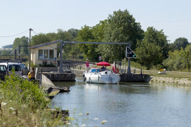 Vue de l'écluse et d'un bateau s'engageant depuis l'amont (nord), rive gauche. © Région Bourgogne-Franche-Comté, Inventaire du patrimoine