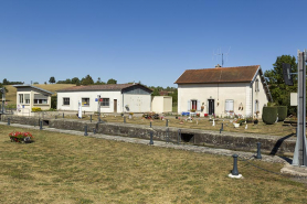 Depuis la rive droite, vue sur la maison d'éclusier et le hangar de Voies navigables de France (centre d'exploitation). © Région Bourgogne-Franche-Comté, Inventaire du patrimoine