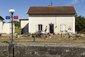 Vue depuis la rive droite de la façade antérieure de la maison d'éclusier et de son jardin d'agrément. © Région Bourgogne-Franche-Comté, Inventaire du patrimoine