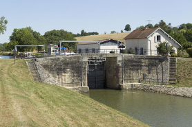 Depuis la rive droite en aval, vue sur l'écluse et le site. © Région Bourgogne-Franche-Comté, Inventaire du patrimoine