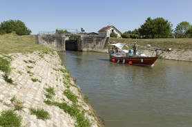 Vue de l'écluse et d'un bateau avalant, depuis l'aval. © Région Bourgogne-Franche-Comté, Inventaire du patrimoine