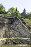 Détail de l'accès au pont par un escalier indépendant. © Région Bourgogne-Franche-Comté, Inventaire du patrimoine
