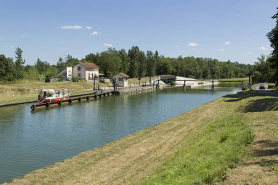 Depuis la rive droite, en amont, vue du site : barrage et écluse. © Région Bourgogne-Franche-Comté, Inventaire du patrimoine
