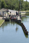 Un bateau avalant dans le sas de l'écluse vue d'amont. © Région Bourgogne-Franche-Comté, Inventaire du patrimoine