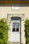 Porte d'entrée de la maison d'éclusier et sa plaque signalétique des distances d'écluses. © Région Bourgogne-Franche-Comté, Inventaire du patrimoine