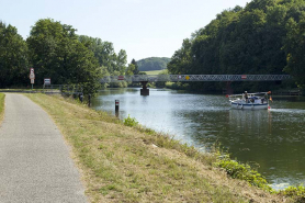 Entrée aval de la dérivation de Chemilly et une passerelle surmontant la Saône. © Région Bourgogne-Franche-Comté, Inventaire du patrimoine