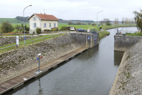 Les perrés inclinés de l'écluse de garde. © Région Bourgogne-Franche-Comté, Inventaire du patrimoine