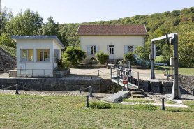 L'écluse, le poste de commande et la maison de l'éclusier. © Région Bourgogne-Franche-Comté, Inventaire du patrimoine