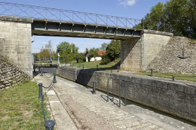 Le pont métallique au dessus de l'écluse. © Région Bourgogne-Franche-Comté, Inventaire du patrimoine