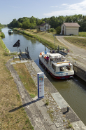Bateau de plaisance franchissant l'écluse. © Région Bourgogne-Franche-Comté, Inventaire du patrimoine