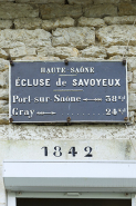 Plaque signalétique et la date de construction de la maison. © Région Bourgogne-Franche-Comté, Inventaire du patrimoine