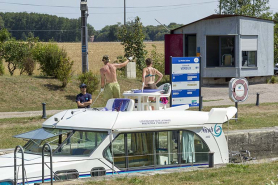 Bateau de plaisance entrain de franchir l'écluse. © Région Bourgogne-Franche-Comté, Inventaire du patrimoine
