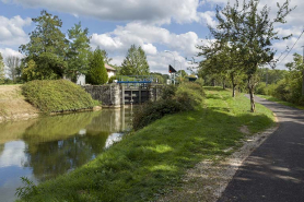 Vue d'ensemble depuis l'aval avec l'ancien chemin de halage transformé en voie cyclable. © Région Bourgogne-Franche-Comté, Inventaire du patrimoine