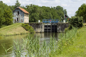 Vue de l'écluse et de sa maison depuis l'aval au sud-ouest. © Région Bourgogne-Franche-Comté, Inventaire du patrimoine