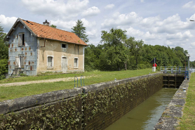 Vue du sas et vue de trois-quart sud de la maison d'éclusier. © Région Bourgogne-Franche-Comté, Inventaire du patrimoine
