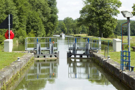 L'ouverture de portes vers l'amont à l'approche d'un bateau avalant. © Région Bourgogne-Franche-Comté, Inventaire du patrimoine